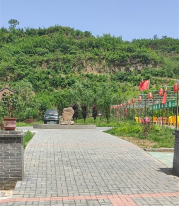 宜陽縣錦屏鎮山底村的透水磚施工效果展示