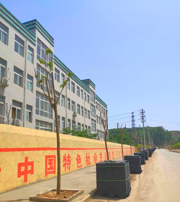 宜陽縣錦屏鎮山底村的透水磚施工工程（正在施工中）